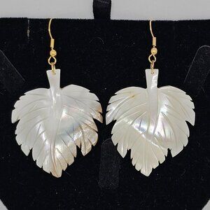 WHITE MOTHER OF PEARL CARVED LEAF DANGLE EARRINGS STATEMENT SHELL EARRINGS NEW